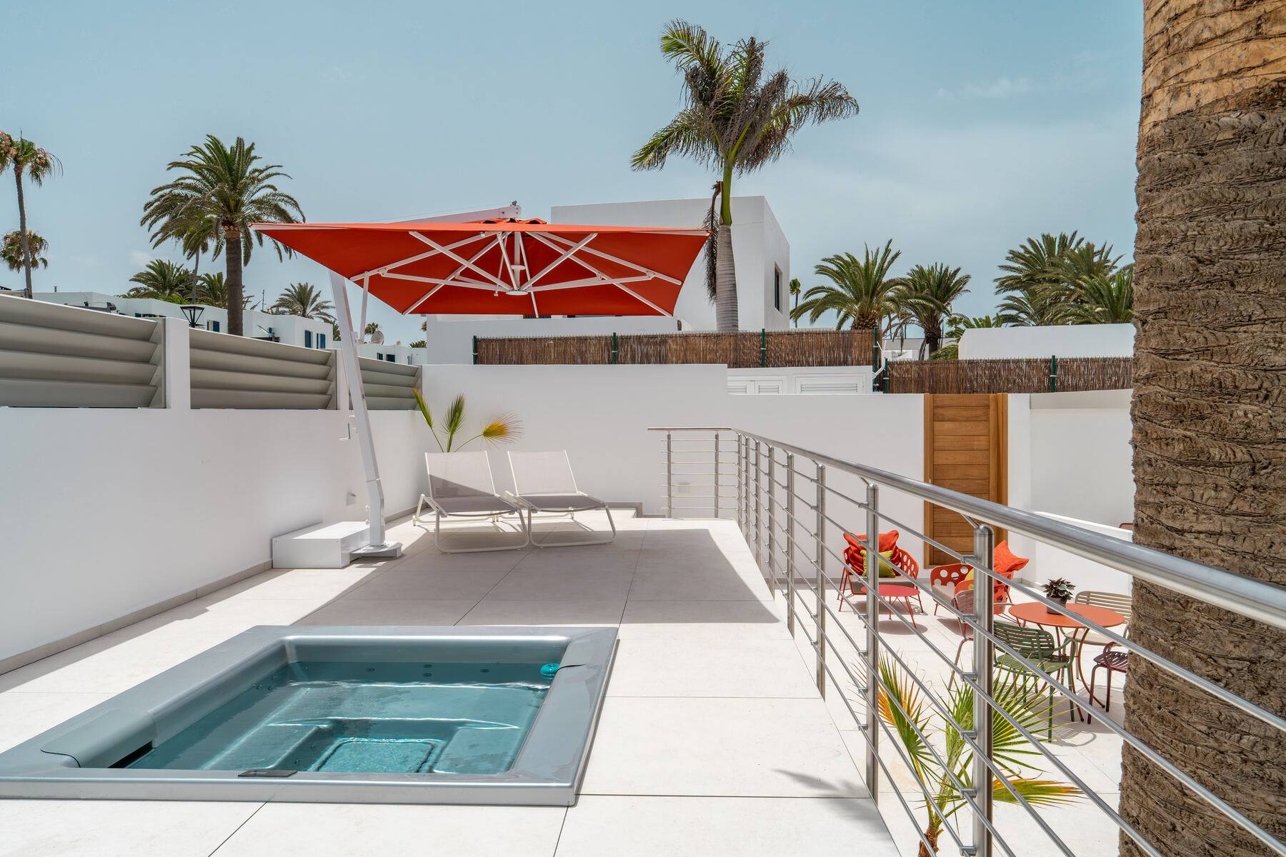 Jacuzzi, palme e ombrellone nel solarium di Los Verilitos
