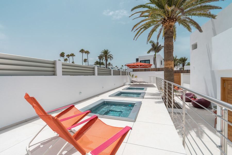 Lettino arancione accanto alla jacuzzi