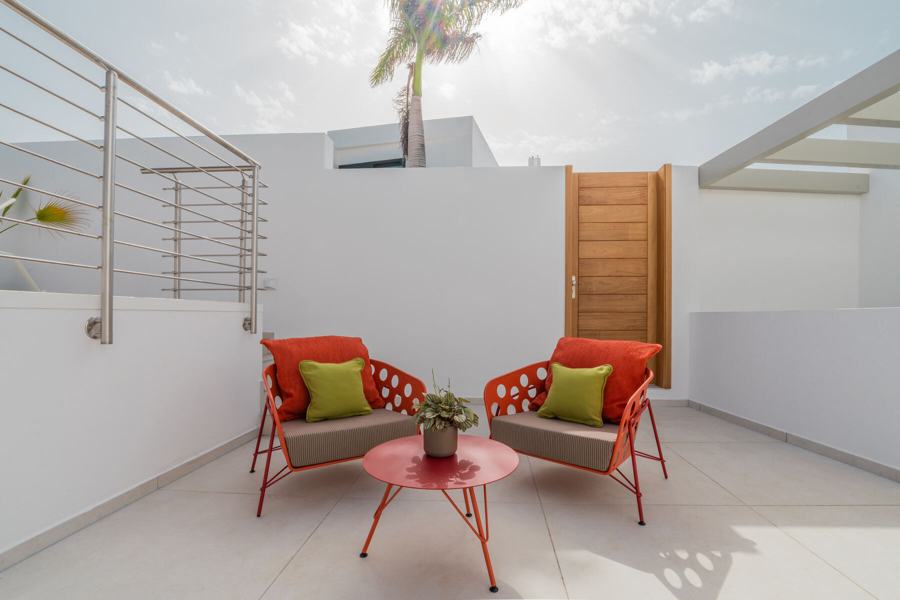 Poltroncine arancioni in terrazza
