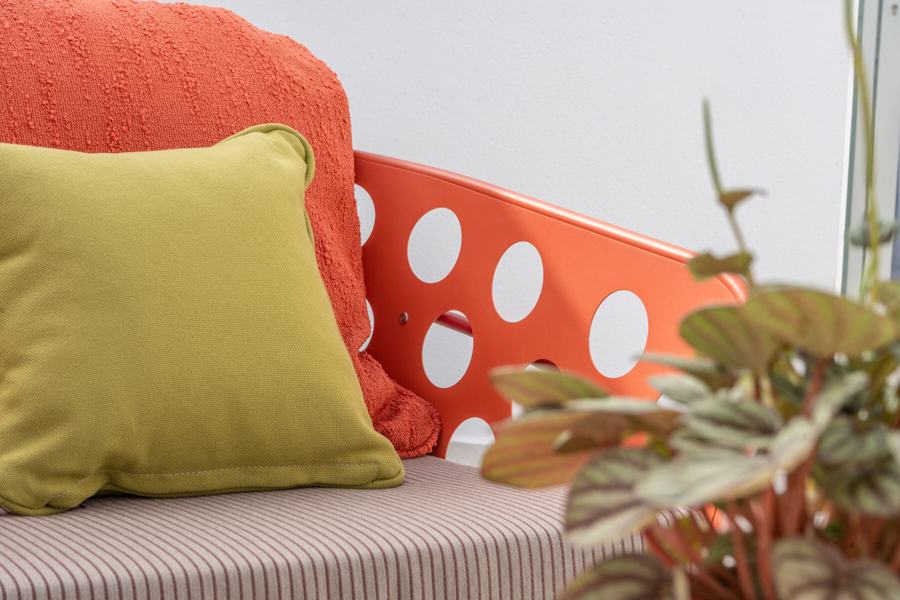 Cuscino lime su poltrona arancione